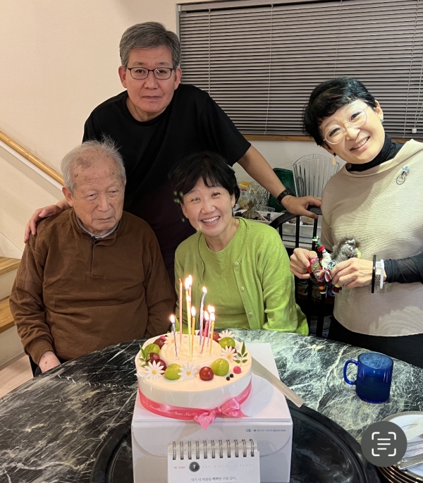 아버지와 3남매, 아버지 김철호(95), 장남 영한, 차녀 영정, 장녀 영미